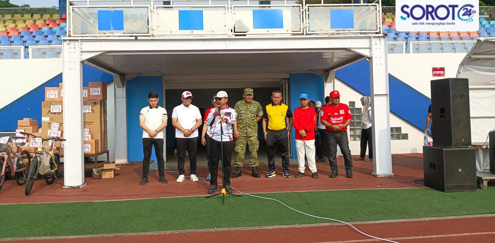 Wali Kota Tangerang berpidato di panggung didampingi Dandim dan pejabat Pemkot