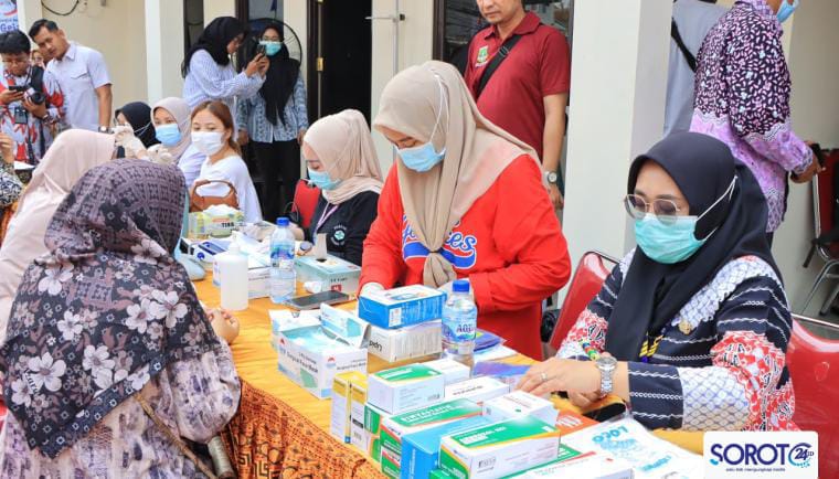 Petugas kesehatan melayani warga saat pendaftaran Cek Kesehatan Gratis di Desa Sukaharja