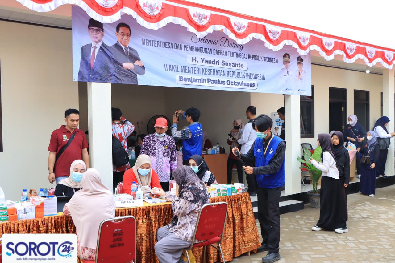 Banner selamat datang Wamenkes RI dan suasana pelayanan kesehatan gratis untuk warga di Desa Sukaharja