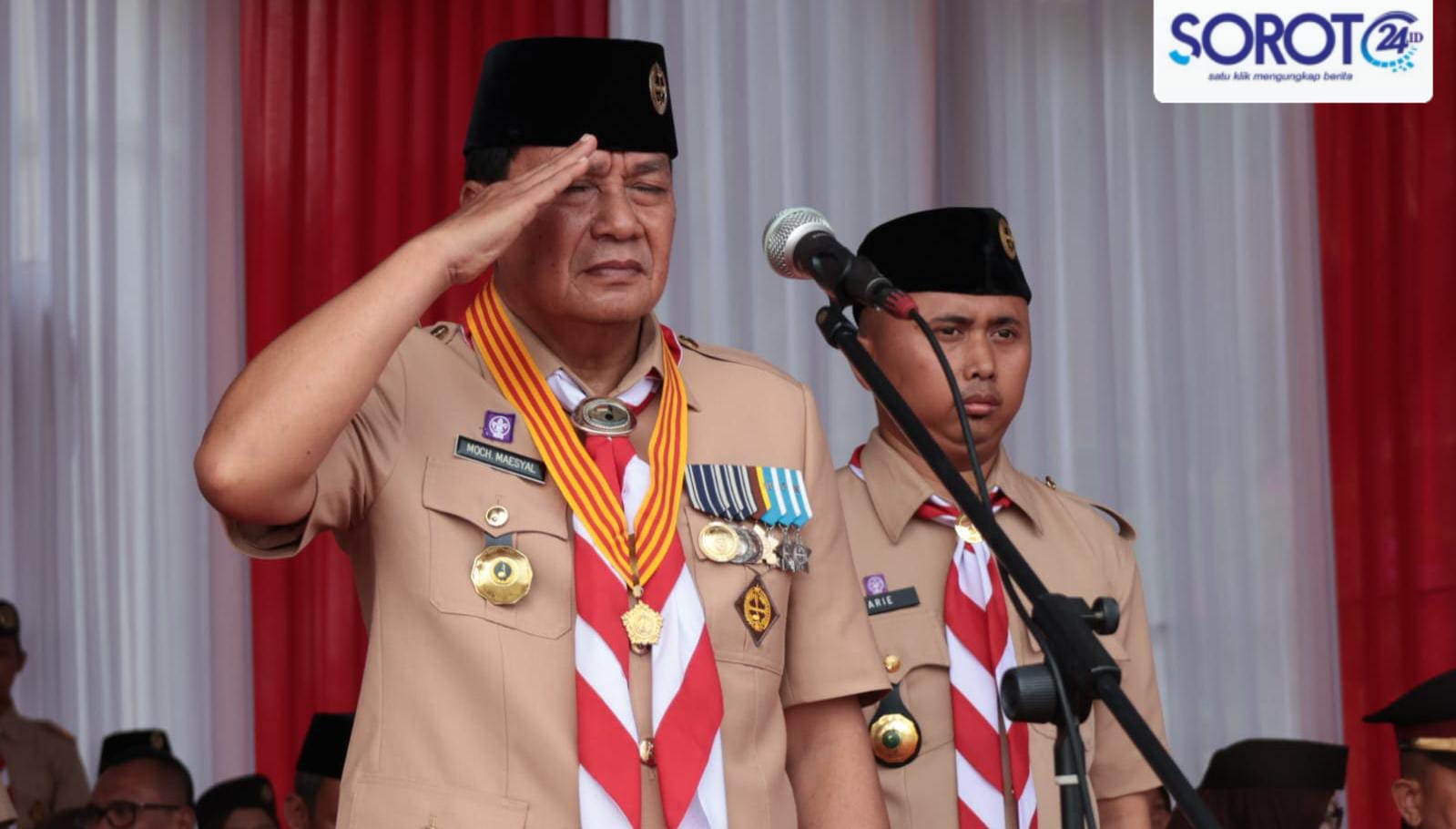 Bupati Tangerang memberi hormat saat upacara HUT Pramuka ke-65 di Puspemkab