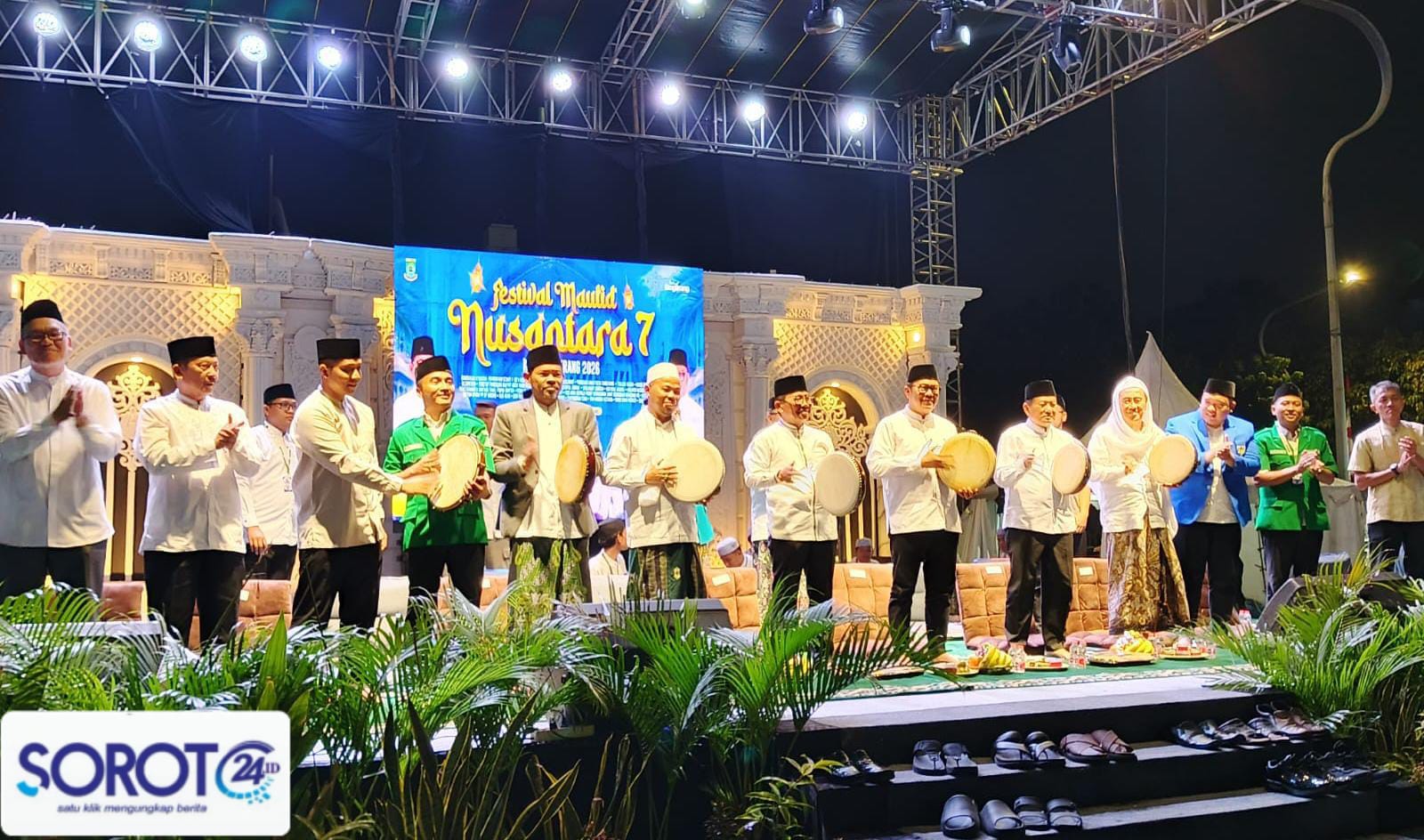 Wali Kota Tangerang dan Forkopimda berdiri di atas panggung saat pembukaan Festival Maulid Nusantara 7