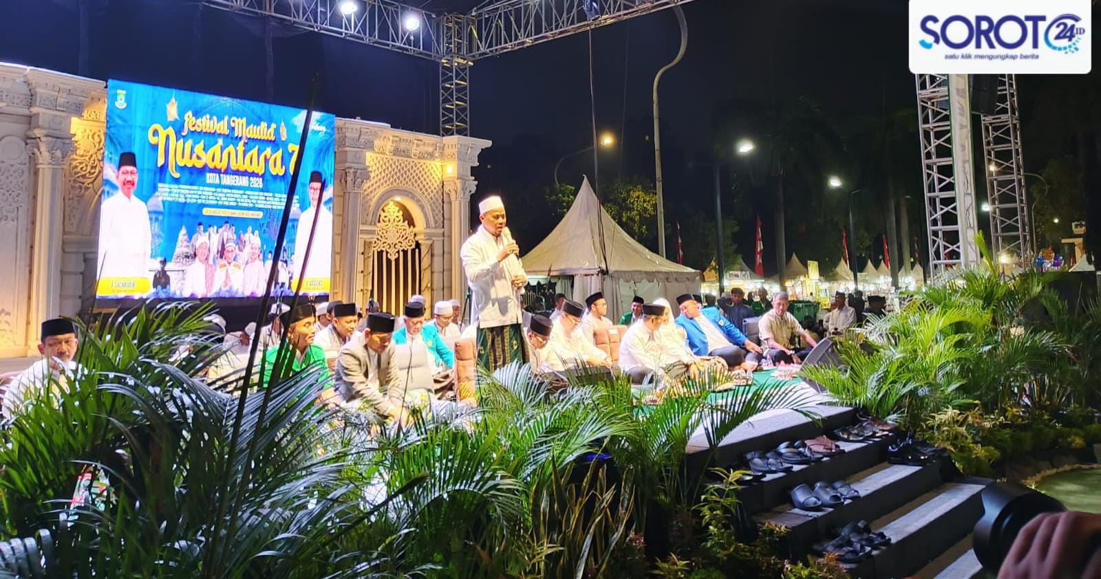 Penceramah berdiri di atas panggung Festival Maulid Nusantara 7 di Taman Elektrik malam hari Meneladani akhlak Rasulullah
