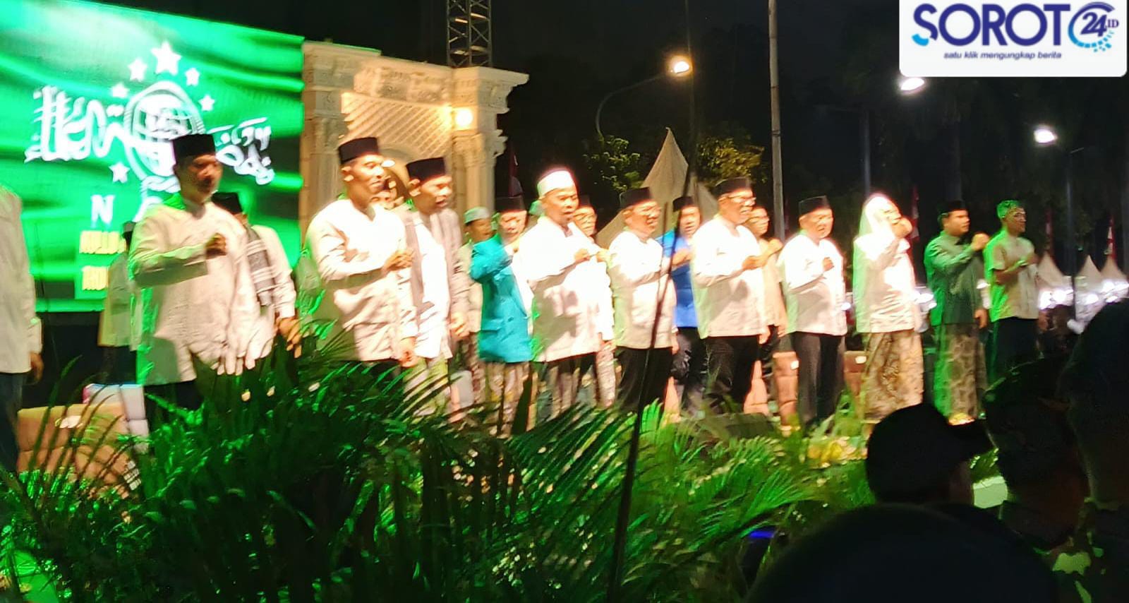 Wali Kota Tangerang dan Forkopimda berdiri di atas panggung saat pembukaan Festival Maulid Nusantara 7