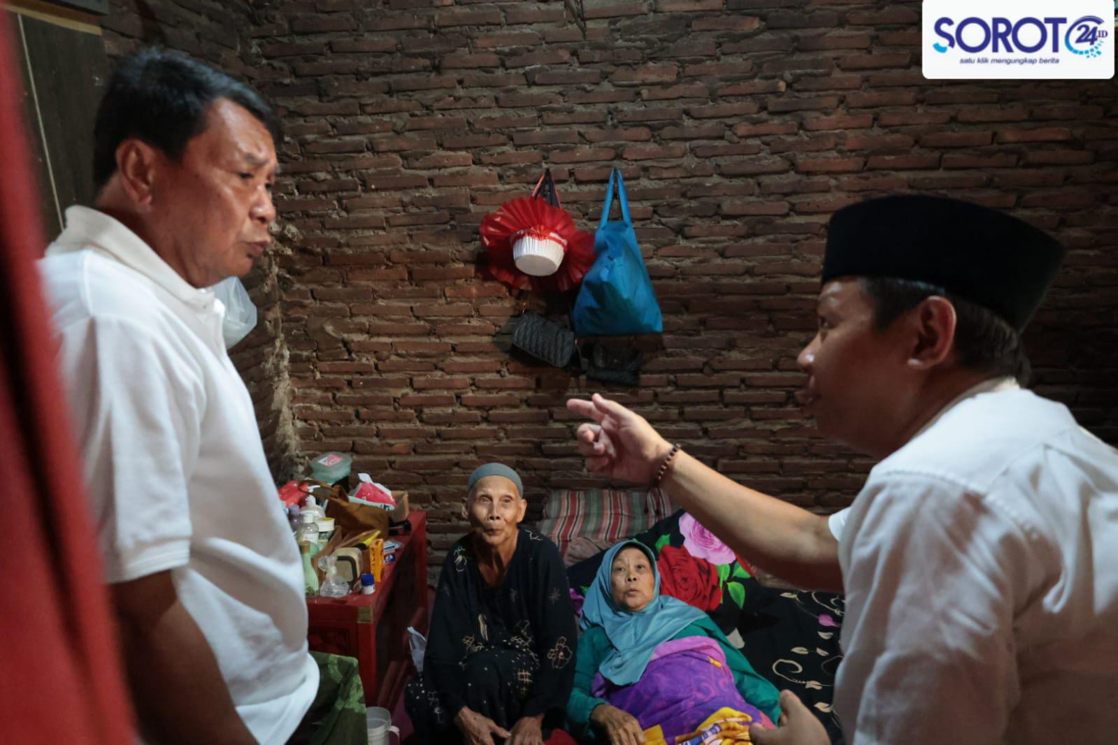 Bupati Tangerang Moch Maesyal Rasyid berbincang dengan Ibu Suemah dan keluarga di dalam rumah berdinding bata