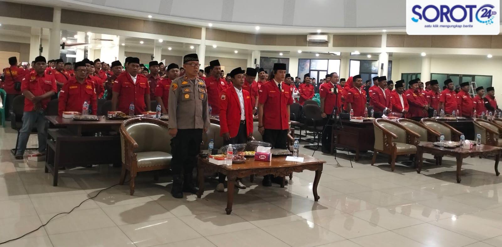 Anggota Ormas MADAS mengenakan seragam merah berdiri saat pembukaan acara Maulid Nabi di Gedung MUI Kota Tangerang