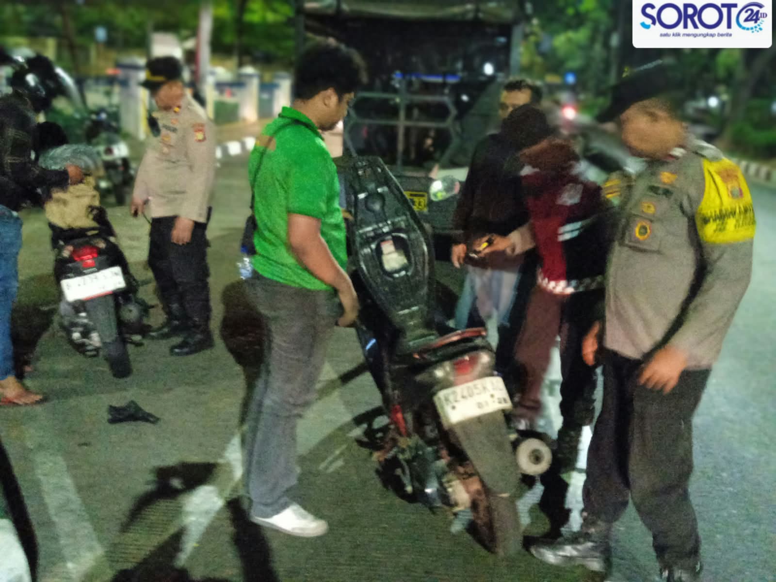 Anggota Polsek Tangerang memeriksa pengendara motor saat operasi patroli dini hari di Kota Tangerang