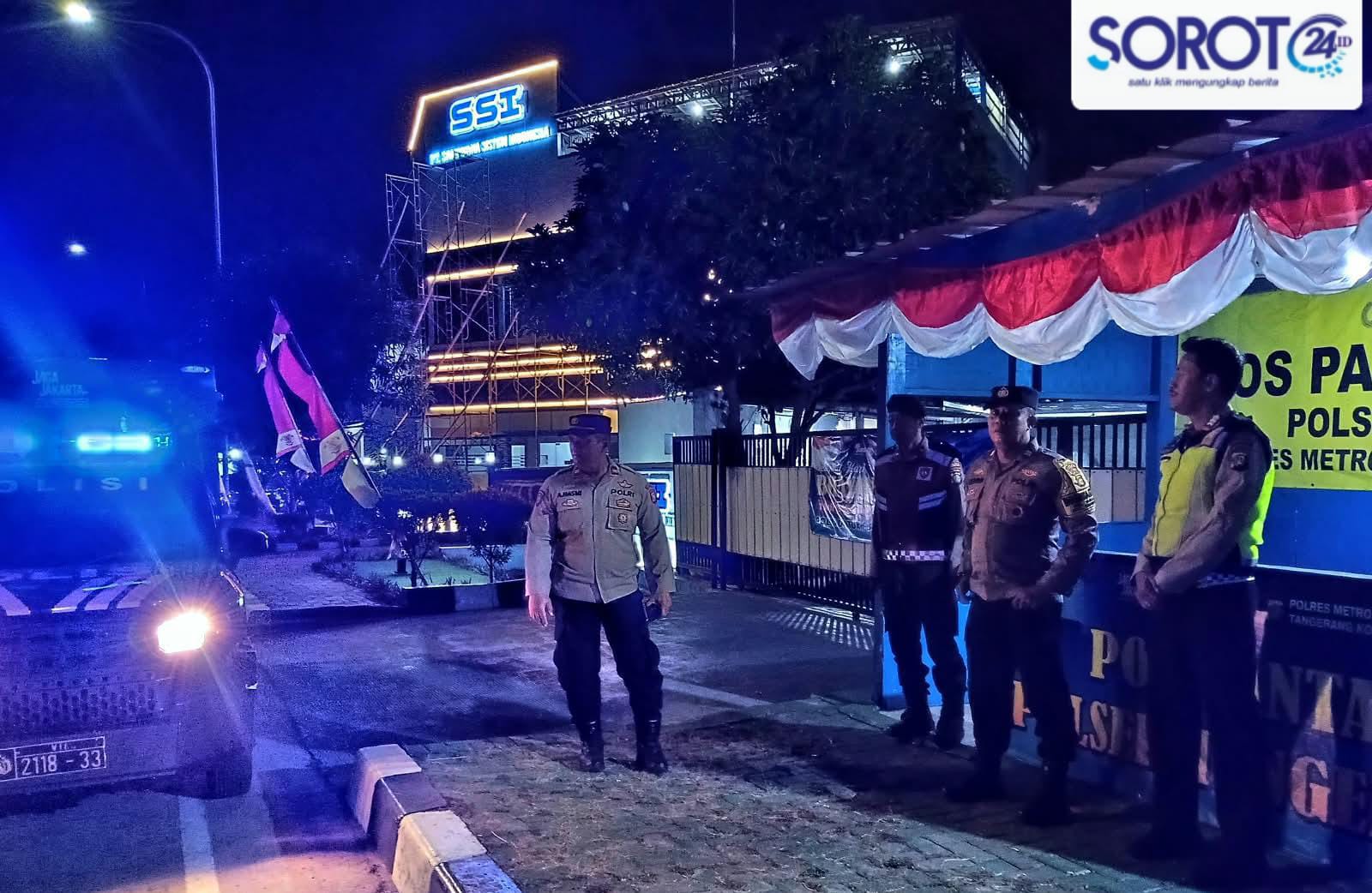 Sejumlah anggota Polsek Tangerang berjaga di Pos Pantau Buaran Indah saat patroli malam