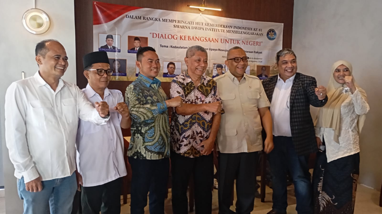 Wamenaker Afriansyah Noor berfoto bersama para tokoh usai Dialog Kebangsaan untuk Negeri oleh SDI