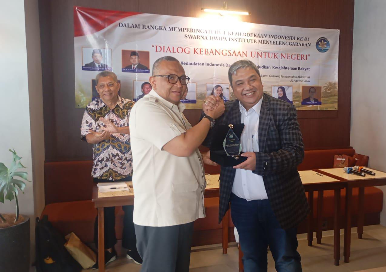 Penyerahan plakat penghargaan Tokoh Muda Peduli Buruh kepada Wamenaker Afriansyah Noor oleh SDI