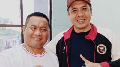 Ketua Umum FHI Banten Ali Hanafiah berfoto bersama mengenakan jaket NOC Indonesia