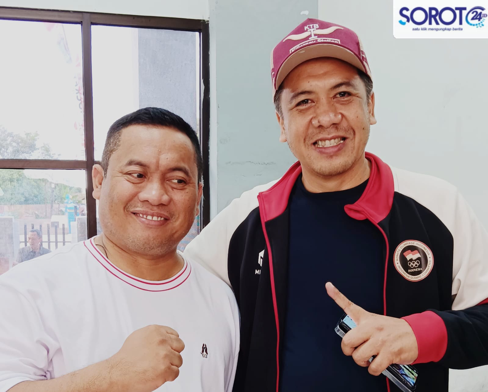 Ketua Umum FHI Banten Ali Hanafiah berfoto bersama mengenakan jaket NOC Indonesia