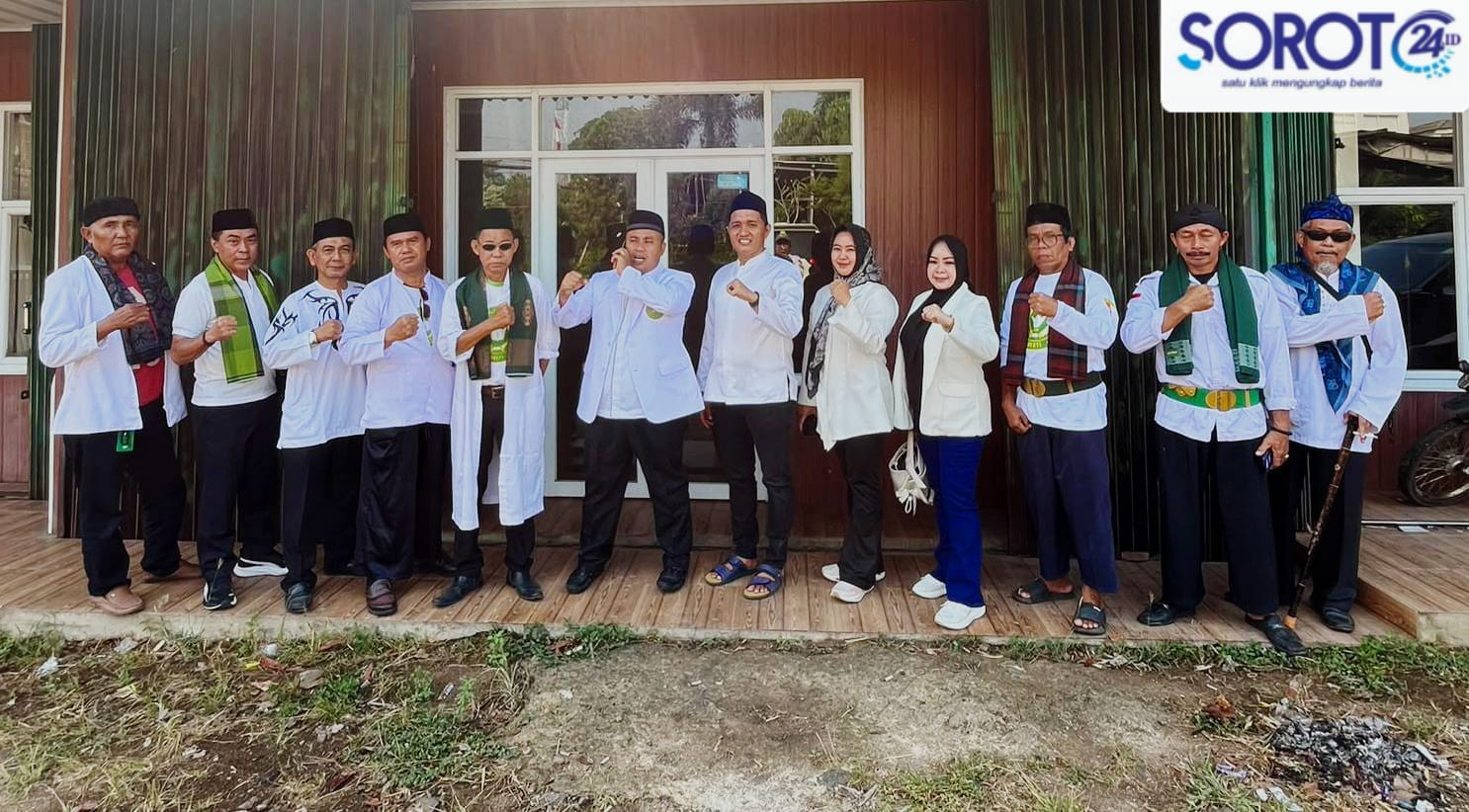 Massa TTKKDH DPW Banten Gelar Foto Bersama di Acara Keceran
