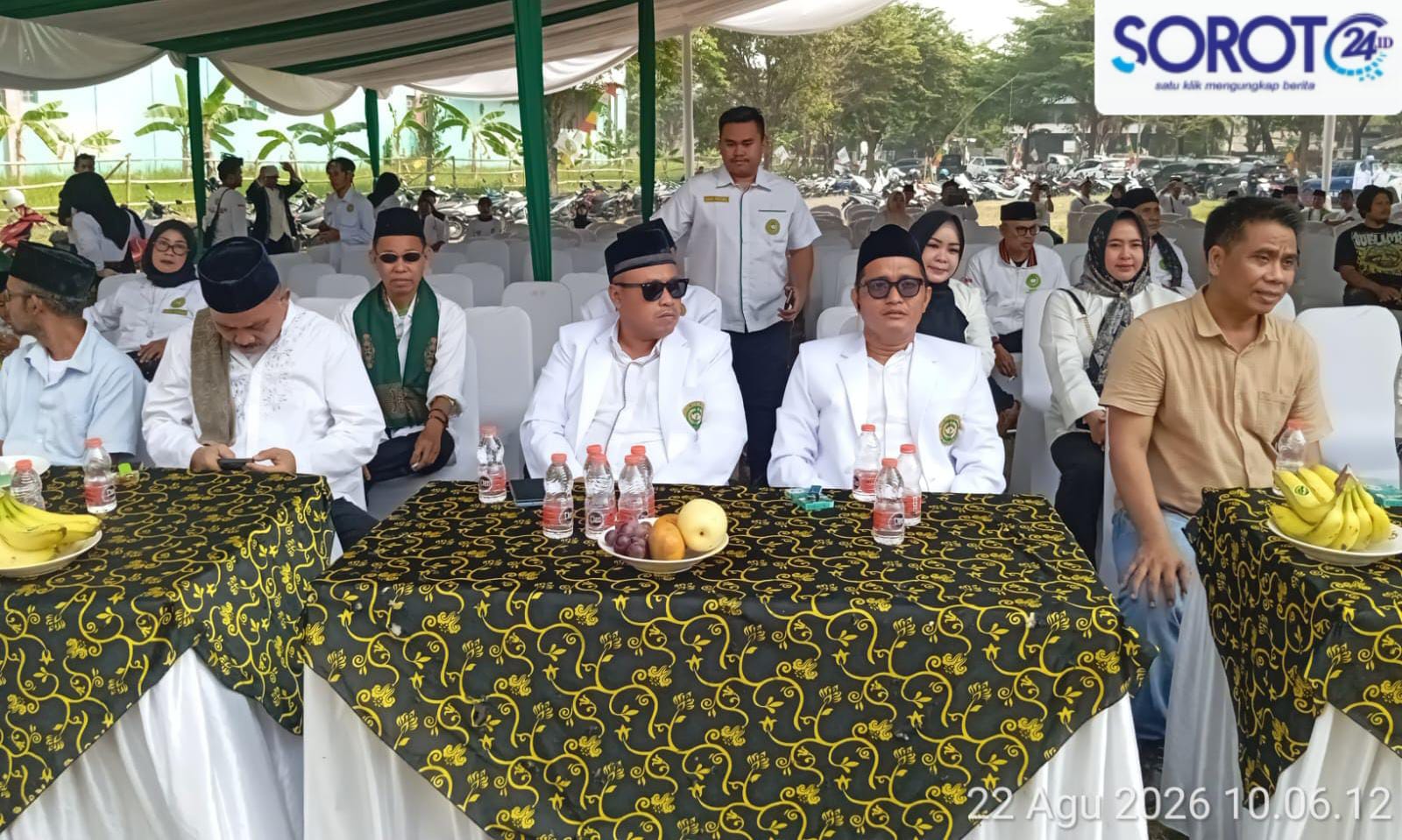 Ketua DPW TTKKDH Kabupaten Serang H. Riki Suhendra duduk di kursi tamu kehormatan saat acara Keceran