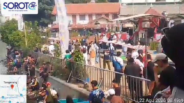 Suasana gembira Wali Kota dan Wawali menebar ikan ke danau di acara mancing bersama