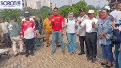 Suasana ceria pejabat dan warga berfoto bersama dengan latar danau Situ Gede