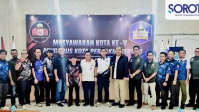 Pengurus Perbakin Kota Serang berfoto bersama di depan backdrop Musyawarah Kota Ke-V di MBS Curug