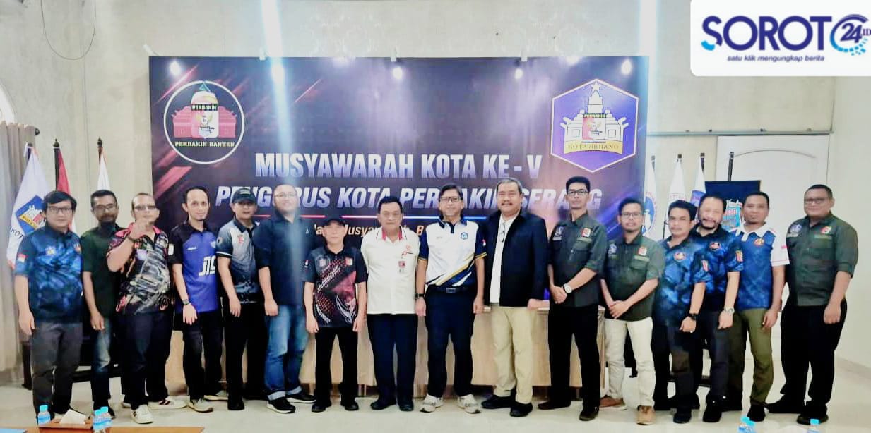 Pengurus Perbakin Kota Serang berfoto bersama di depan backdrop Musyawarah Kota Ke-V di MBS Curug