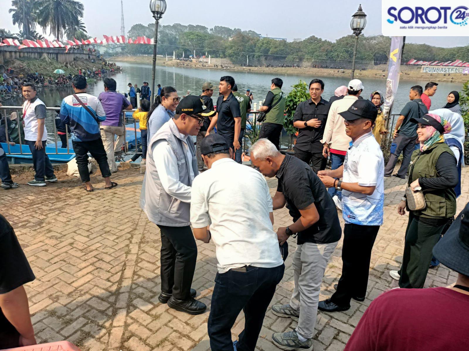 Wali Kota dan Wakil Wali Kota Tangerang menuang ikan lele ke Situ Gede saat peringatan HUT RI