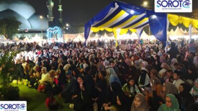 Ribuan jamaah duduk memadati area Taman Elektrik Kota Tangerang dengan latar Masjid Raya Al Azhom saat Festival Maulid Nusantara VII