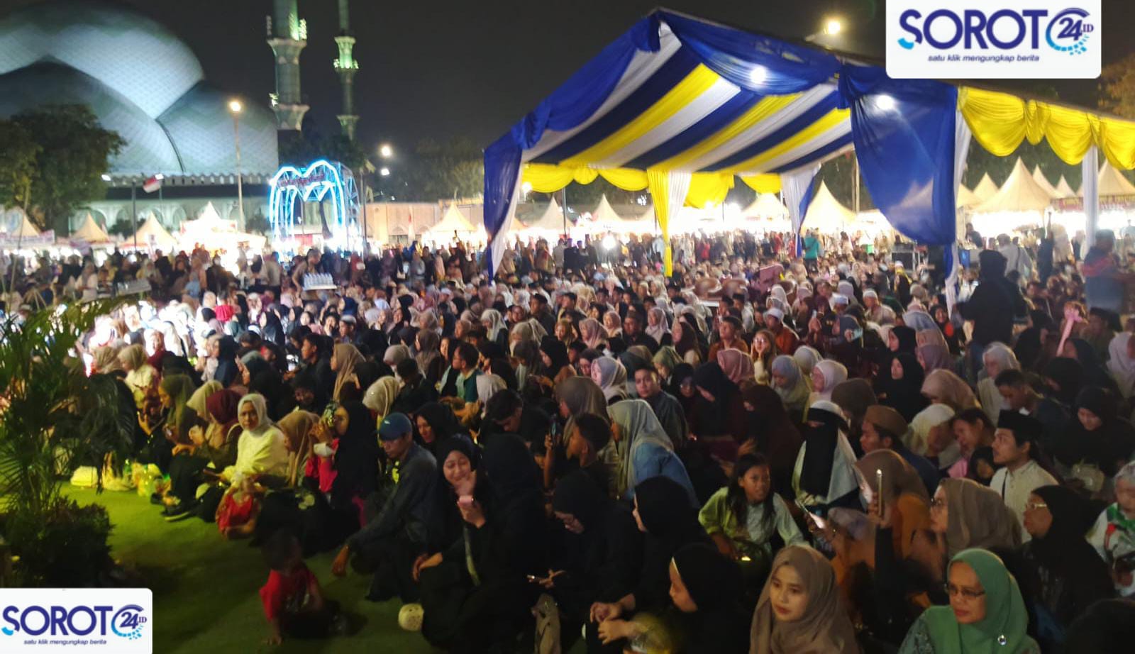 Ribuan jamaah duduk memadati area Taman Elektrik Kota Tangerang dengan latar Masjid Raya Al Azhom saat Festival Maulid Nusantara VII