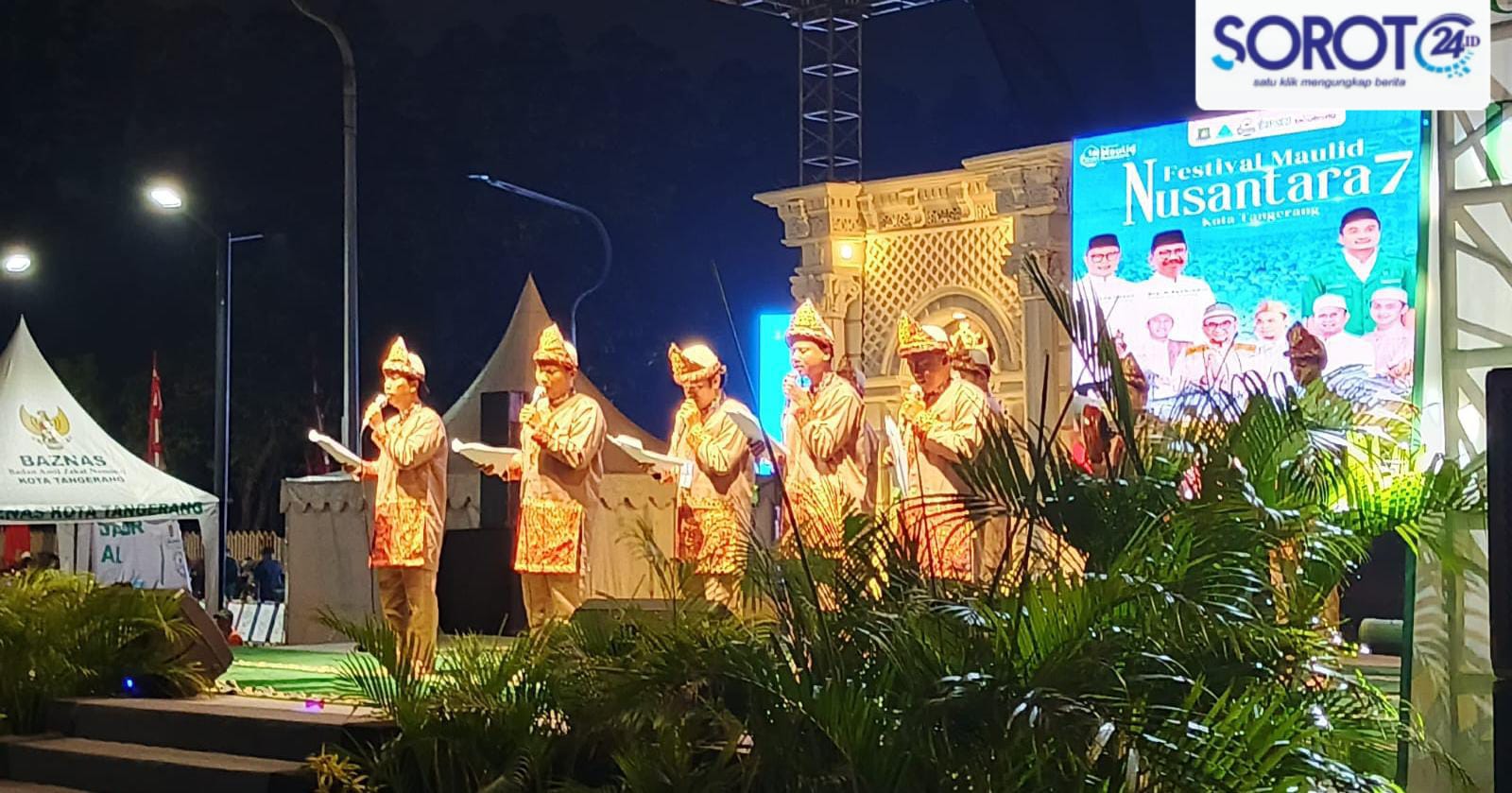 Grup hadrah dengan kostum khas tampil di atas panggung Festival Maulid Nusantara 7 Kota Tangerang