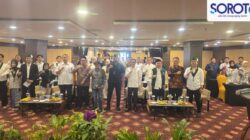 Peserta Musda HMI Badko Banten bersama tamu undangan melakukan pose khas organisasi di ballroom Golden Tulip Essential Tangerang