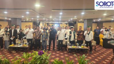 Peserta Musda HMI Badko Banten bersama tamu undangan melakukan pose khas organisasi di ballroom Golden Tulip Essential Tangerang