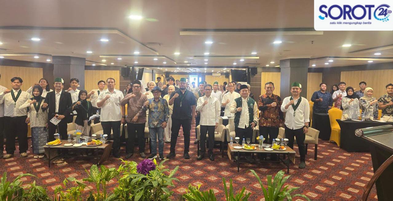 Peserta Musda HMI Badko Banten bersama tamu undangan melakukan pose khas organisasi di ballroom Golden Tulip Essential Tangerang