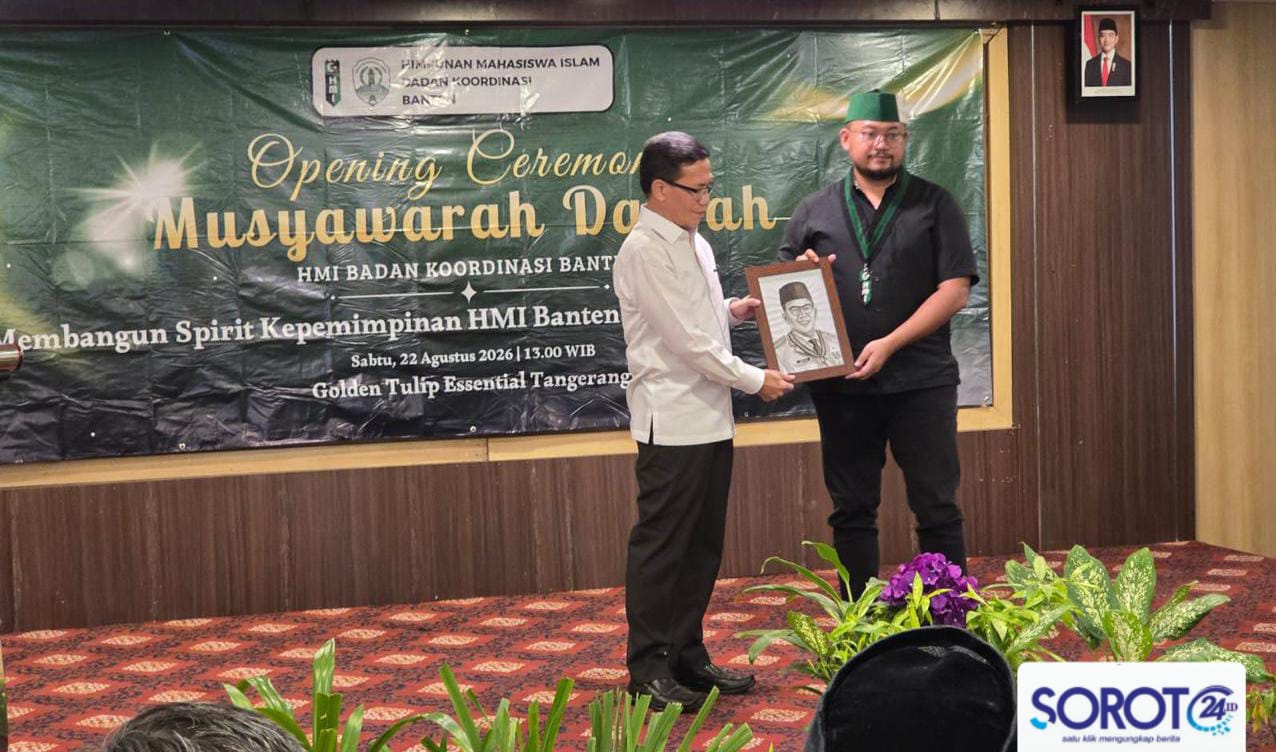 Penyerahan cinderamata berupa lukisan kepada Ketua Badko HMI Banten Kanda Ahmad Izad Jajuli saat pembukaan Musda