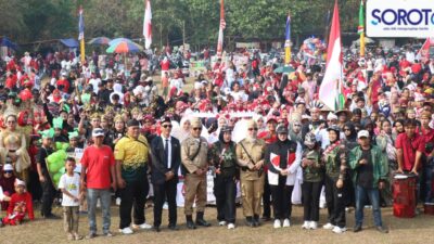 Ribuan warga Desa Gembong berfoto bersama dengan kostum unik saat karnaval HUT ke 81 RI