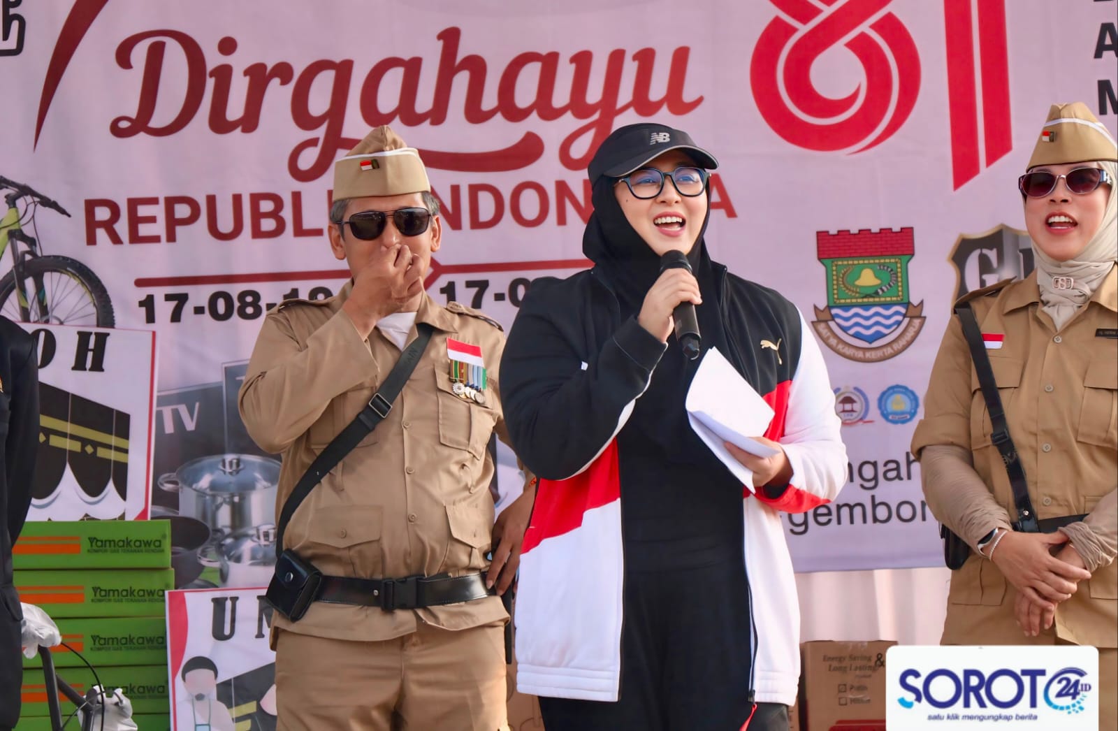 Wakil Bupati Tangerang Intan Nurul Hikmah berpidato di depan warga saat peringatan HUT ke 81 RI di Desa Gembong