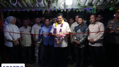 Bupati Tangerang Moch Maesyal Rasyid memotong pita didampingi warga saat malam puncak HUT ke 81 RI di Perumahan Nirwana 1