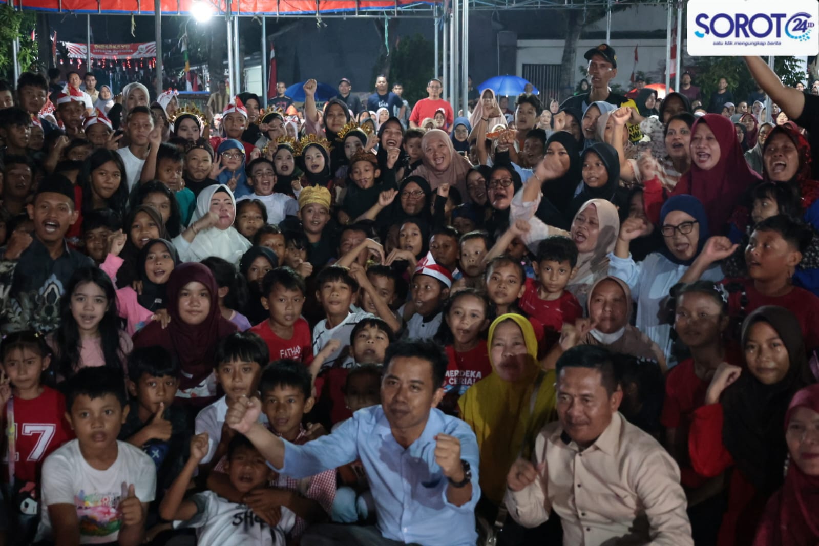 Ratusan warga Perumahan Nirwana 1 berfoto bersama dengan penuh semangat saat malam puncak HUT ke 81 RI
