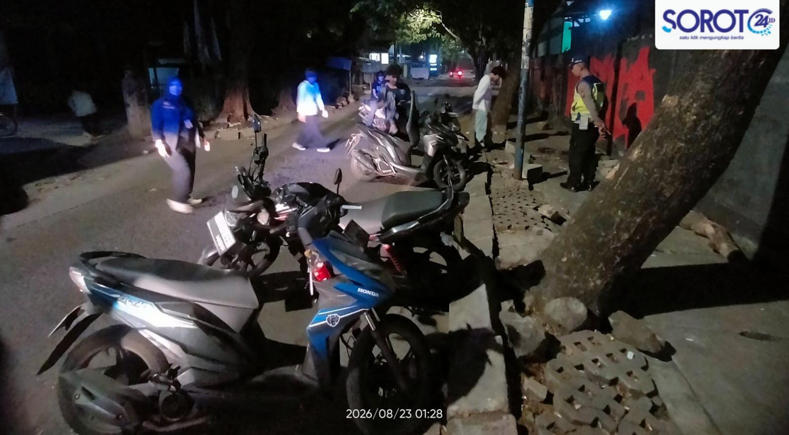 Anggota Polsek Tangerang melakukan patroli dan pemantauan di kawasan jalan Kota Tangerang dini hari.