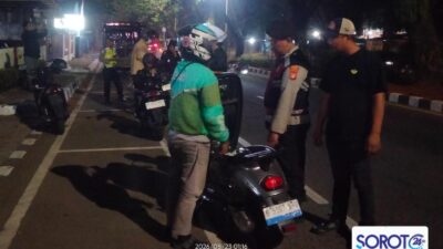 Anggota Polsek Tangerang memeriksa pengendara motor saat patroli Cipkon dini hari tanggal 23 Agustus 2026