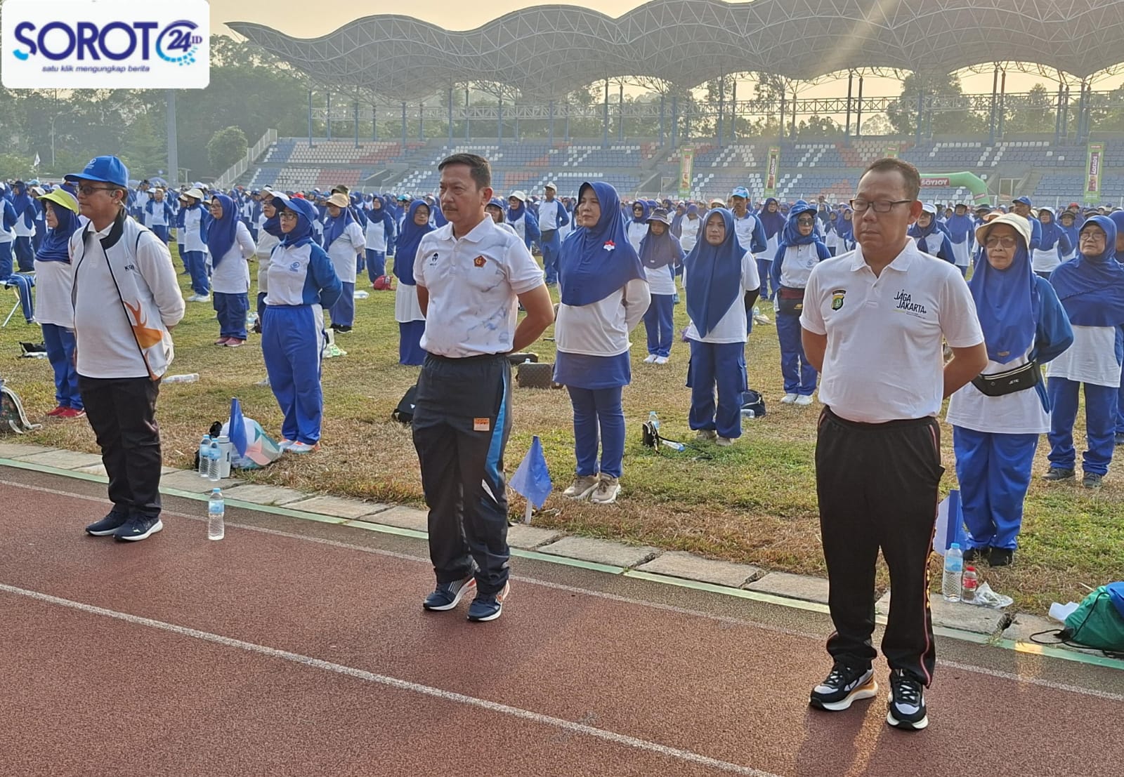 Ratusan anggota El Tekers melakukan senam massal Ling Tien Kung dengan seragam biru putih di Stadion Benteng Reborn