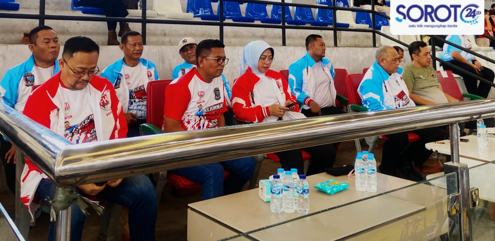 Gubernur Banten Andra Soni dan Jajaran pengurus FHI Banten duduk di tribun VIP menyaksikan pembukaan Kejurnas Hockey Indoor 2026 di Kota Tangerang, Minggu 23 Agustus 2026.