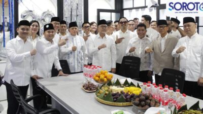 Zulkifli Hasan dan jajaran BM PAN berfoto bersama saat pemotongan tumpeng HUT ke 28 BM PAN