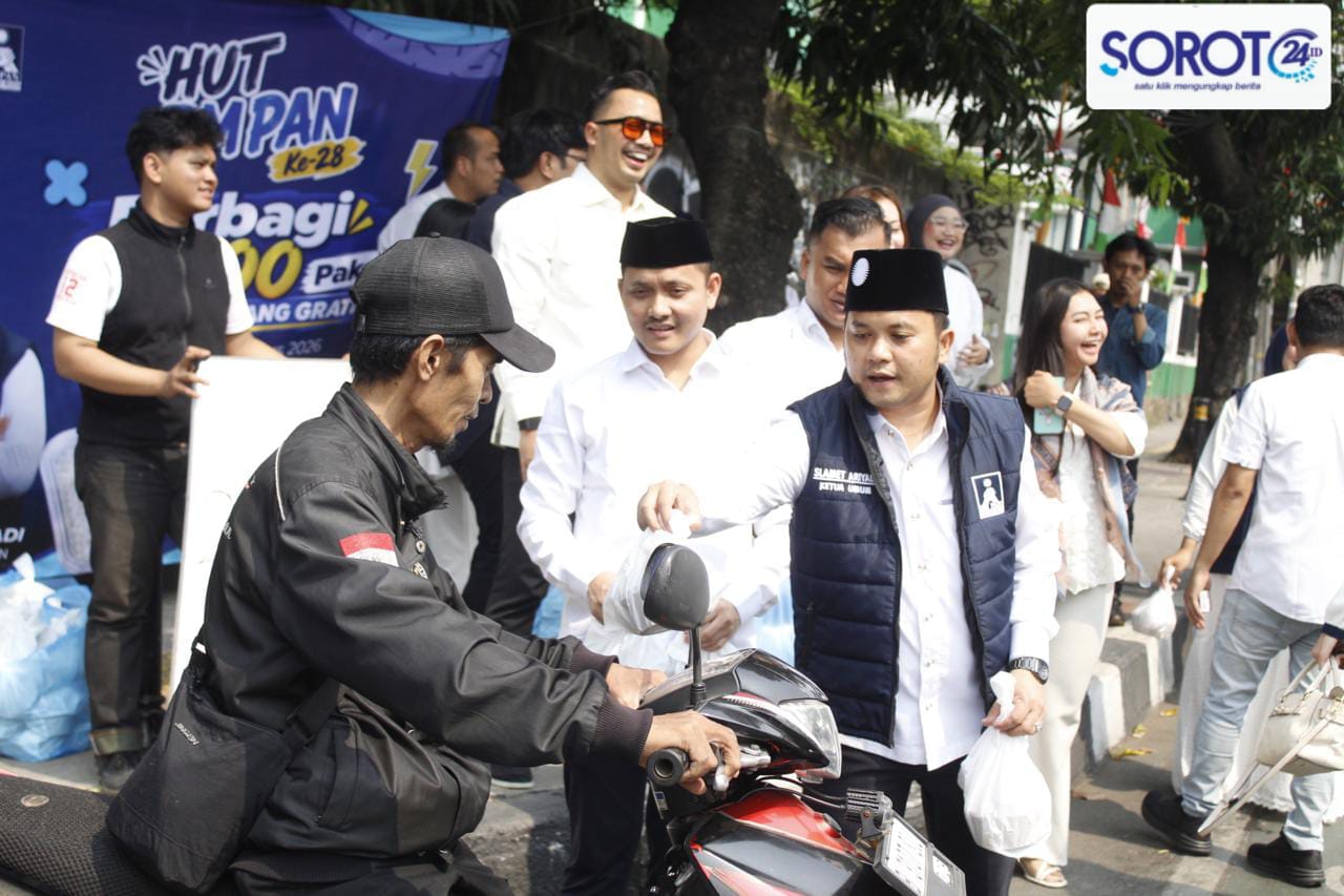Ketua Umum BM PAN Slamet Ariyadi membagikan paket makan siang kepada pengendara motor di jalan
