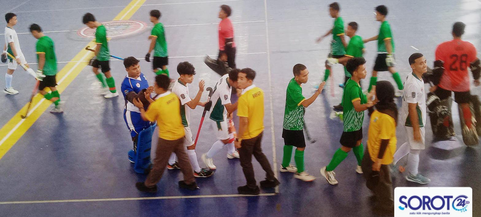 Pemain Tim Putra Banten berbaju hijau salaman dengan tim lawan usai pertandingan Kejurnas Hoki Indoor 2026