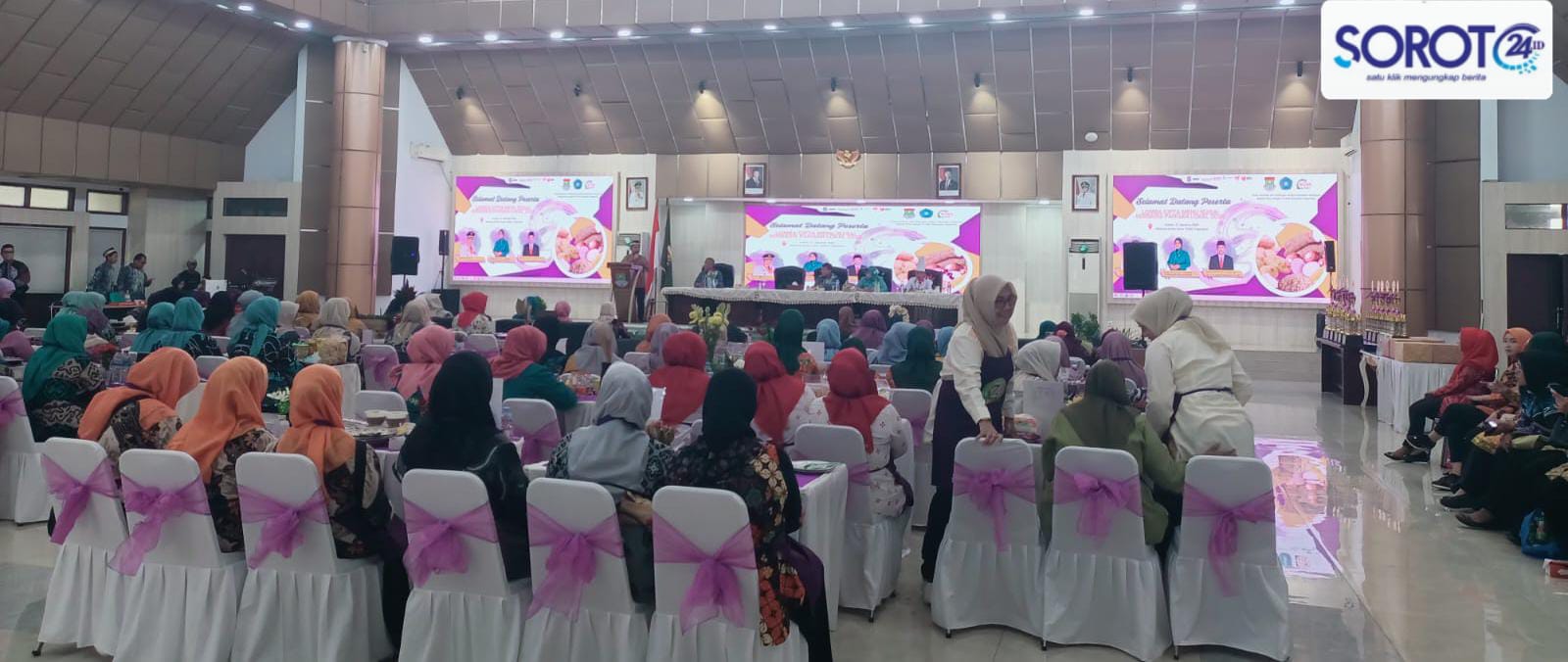 Ibu-ibu PKK duduk menyimak lomba cipta menu B2SA di GSG Tangerang