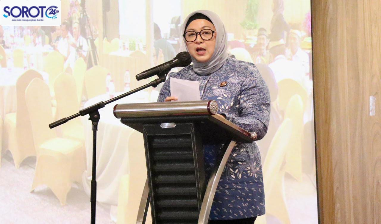 Wabup Intan berpidato di podium acara diskusi kependudukan