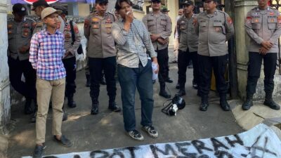 Mahasiswa BMAP berorasi di depan kantor dengan spanduk tolak penggunaan aset negara