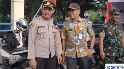 Camat Batuceper berdiri bersama petugas Polri dan TNI di Pos Jaga