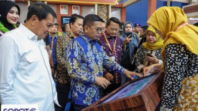 Bupati Maesyal melihat layar di stand kesehatan