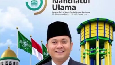 Slamet Ariyadi berjas dengan latar logo Muktamar NU ke-35