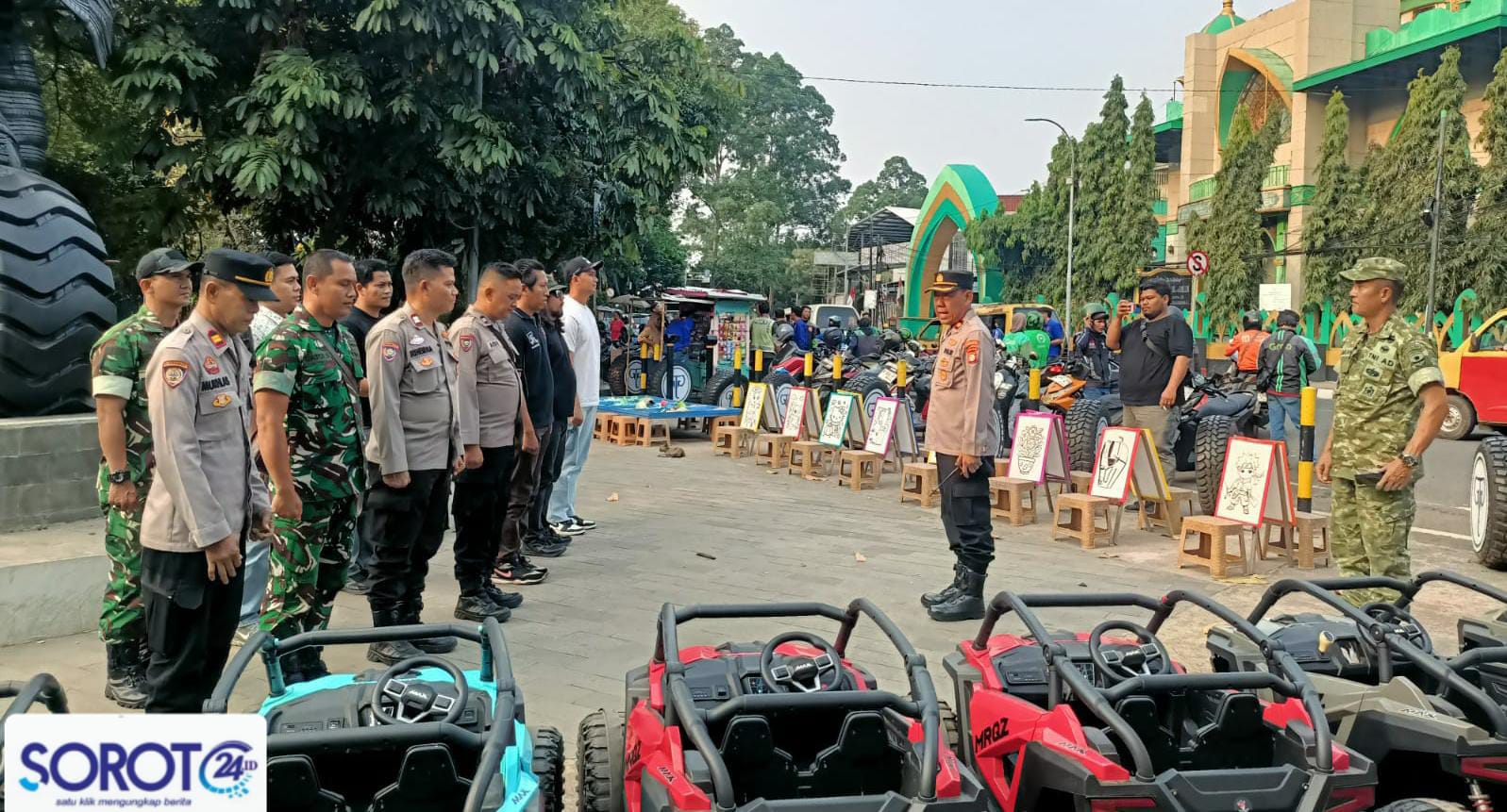 Kapolsek dan TNI berjaga di lokasi aksi Taman Gajah