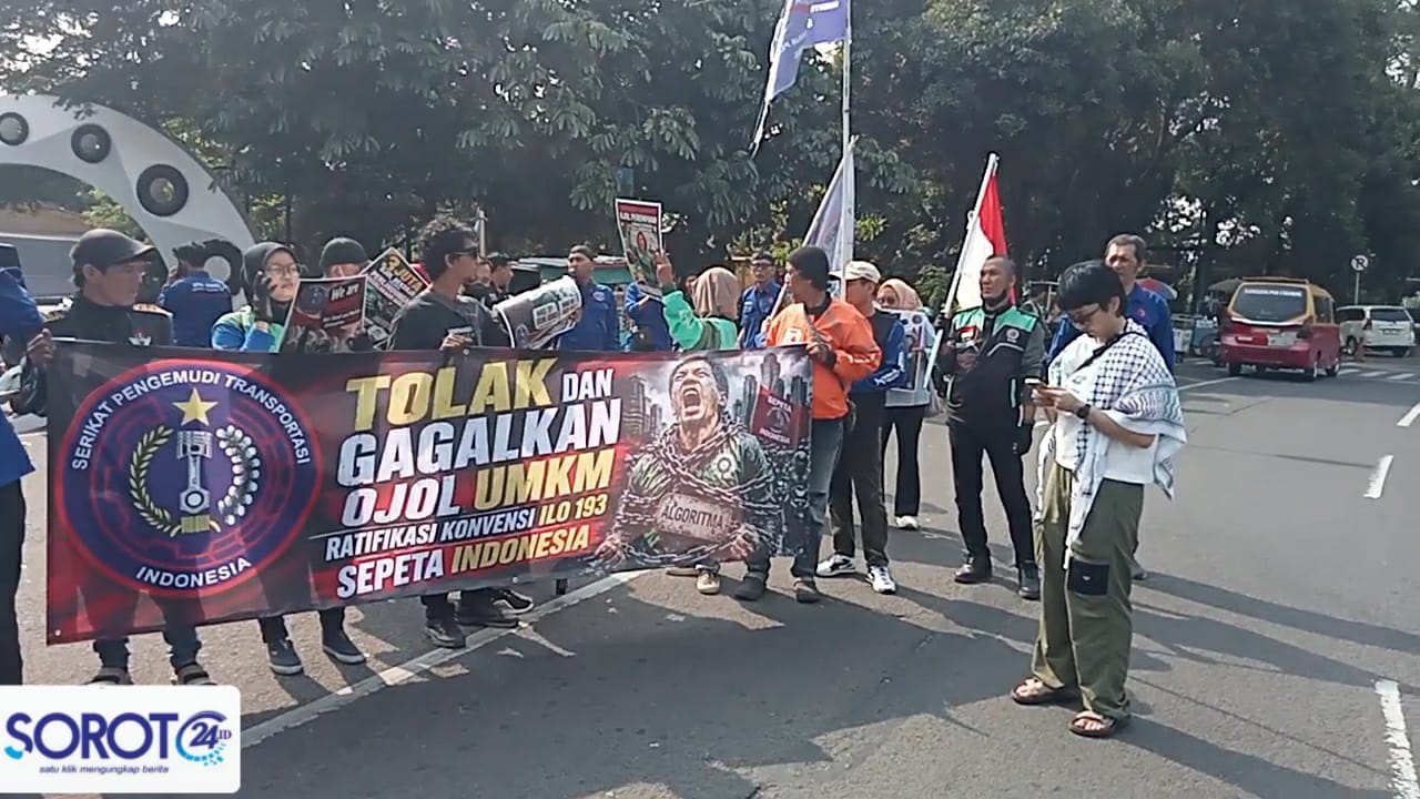 Massa membawa spanduk besar SEPETA di jalan