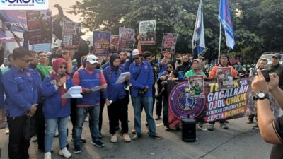 Massa SEPETA berorasi membawa spanduk di Taman Gajah