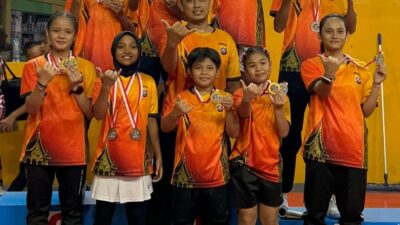 Atlet Polda Sumbar Badminton Club berpose bersama usai meraih 12 medali di Wali Kota Padang Open 2026.
